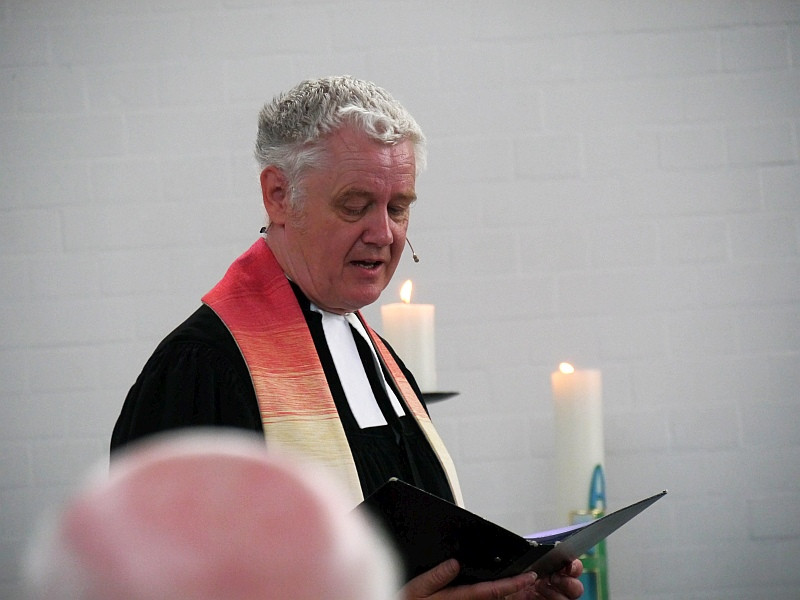 Pfarrer Kreile führt durch die Liturgie