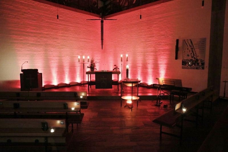 Der Kirchenraum in geheimnisvollem Licht