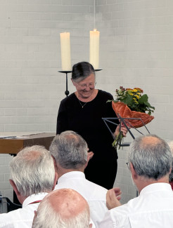 Frau Jung-Bilk mit Blumenstrauss
