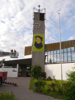 Anbringen des Luther-Graffiti am Kirchturm am 19.5.2017