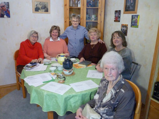 Die Mitglieder der Gruppe Friedensgebet im Jahr 2019 (v.l.n.r: U. Schnepf, H. Vorbrugg, G. Hutter, M. Möttingdörfer, M. Geißlinger, E. Loos; Frau Weingärtner fehlt auf dem Foto) bei der Vorbereitung eines Gottesdienstes  