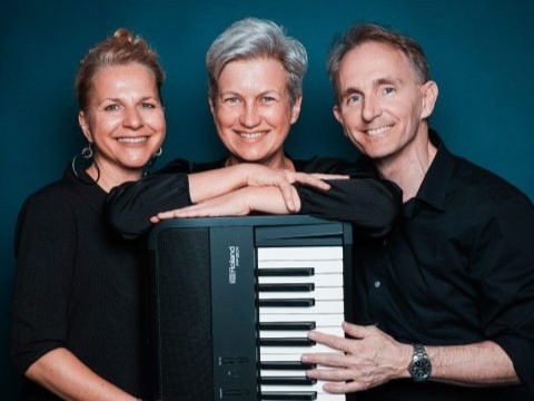 Lauschige Barmusik trifft auf lyrische Liedermanufaktur.