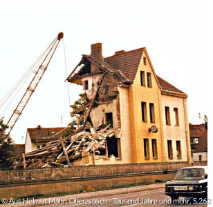 Im Altenberger Schulhaus fanden die ersten Gottesdienste statt. Es wurde 1975 abgebrochen.