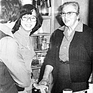 Eine der treibenden Kräfte: Frau Ottilie Geißelbrecht (rechts im Bild) im Gespräch mit der Frau von Pfarrer Beyer